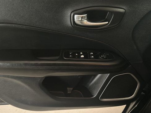 Used 2019 Jeep Compass Latitude AWD/4WD image 11