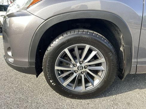 Used 2018 Toyota Highlander XLE AWD/4WD image 8