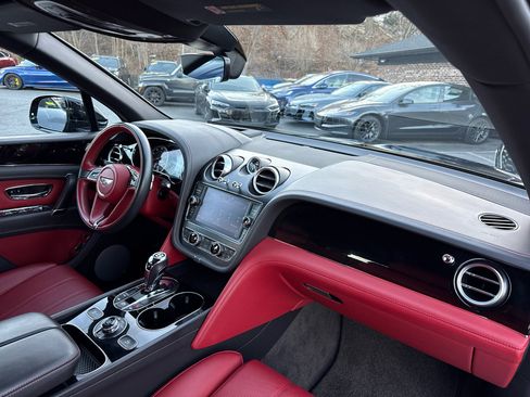 Used 2019 Bentley Bentayga image 49