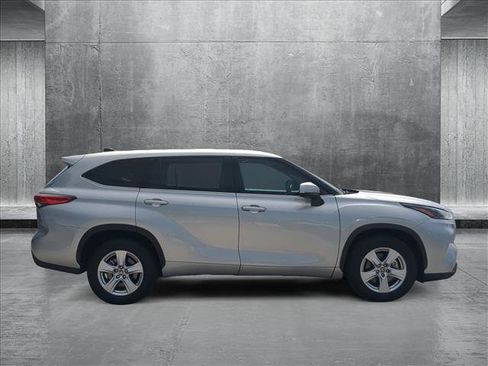 Used 2022 Toyota Highlander L FWD image 4