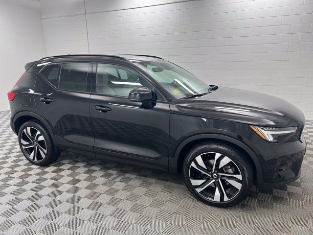 Certified 2023 Volvo XC40 B5 Plus w/ Driver Assist Package AWD/4WD image 4