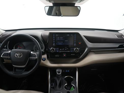 Used 2022 Toyota Highlander XLE image 13