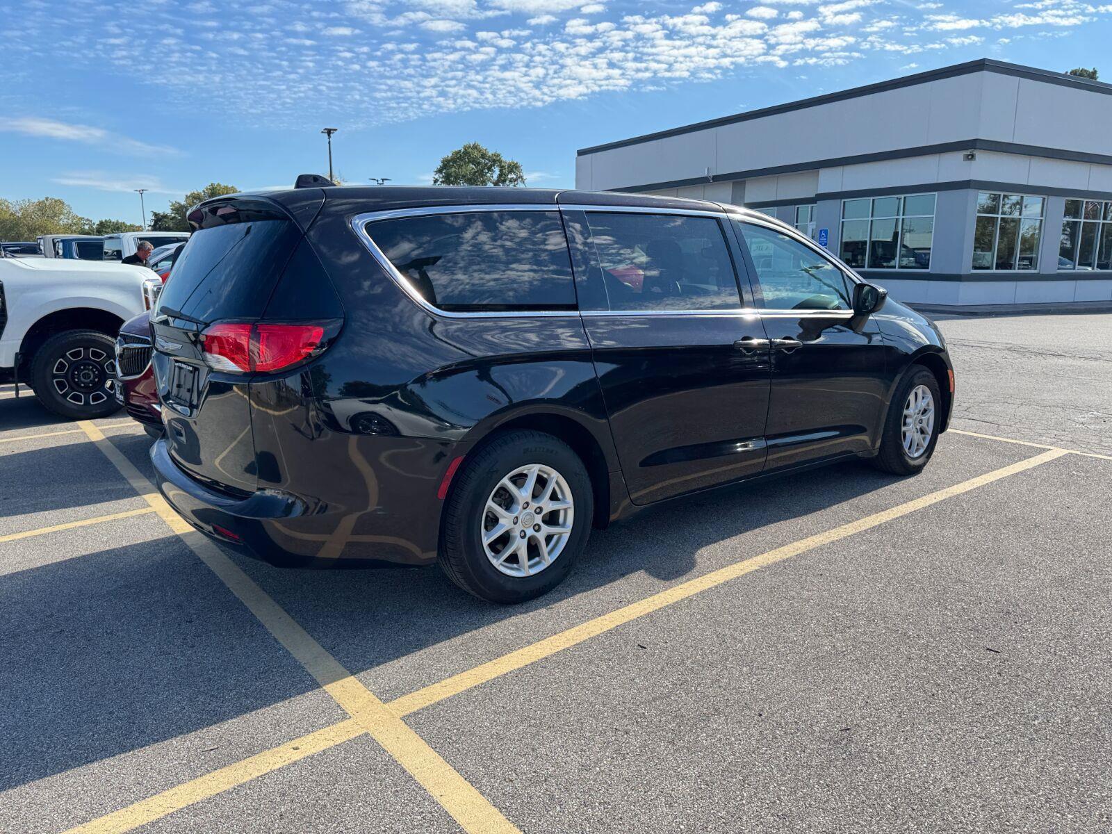 Used 2017 Chrysler Pacifica Touring FWD image 7