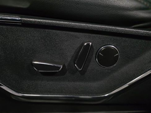 Used 2022 Ford F150 Lightning Lariat image 31