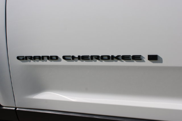 Used 2024 Jeep Grand Cherokee Altitude AWD/4WD image 27
