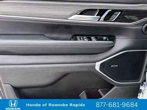 Used 2024 Jeep Wagoneer L Series II image 25