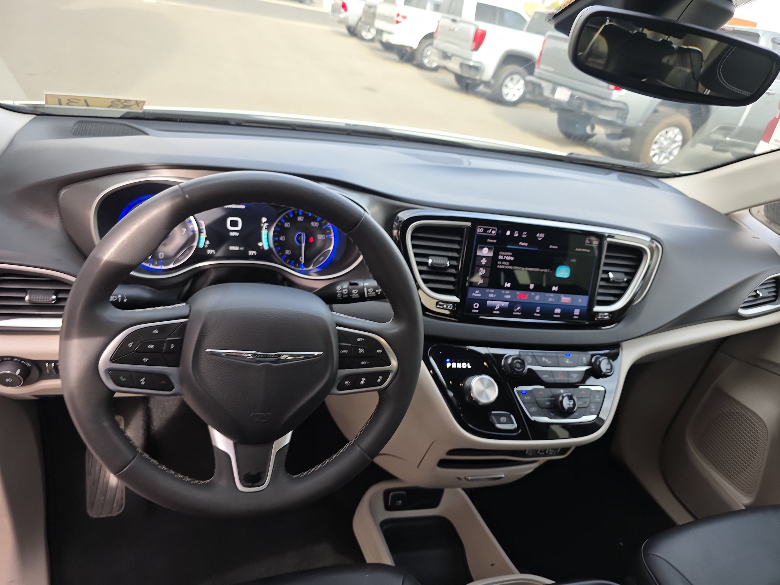 Used 2024 Chrysler Pacifica Touring-L FWD image 3