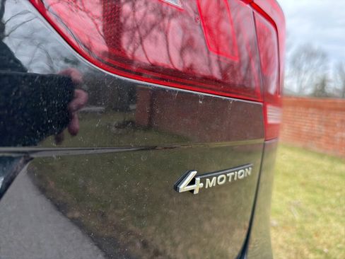 Used 2022 Volkswagen Tiguan SE w/ Panoramic Sunroof Package image 9