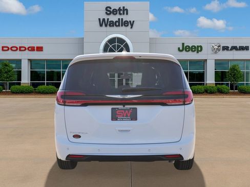 New 2026 Chrysler Pacifica Select image 6