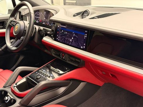 Used 2024 Porsche Cayenne Coupe image 34