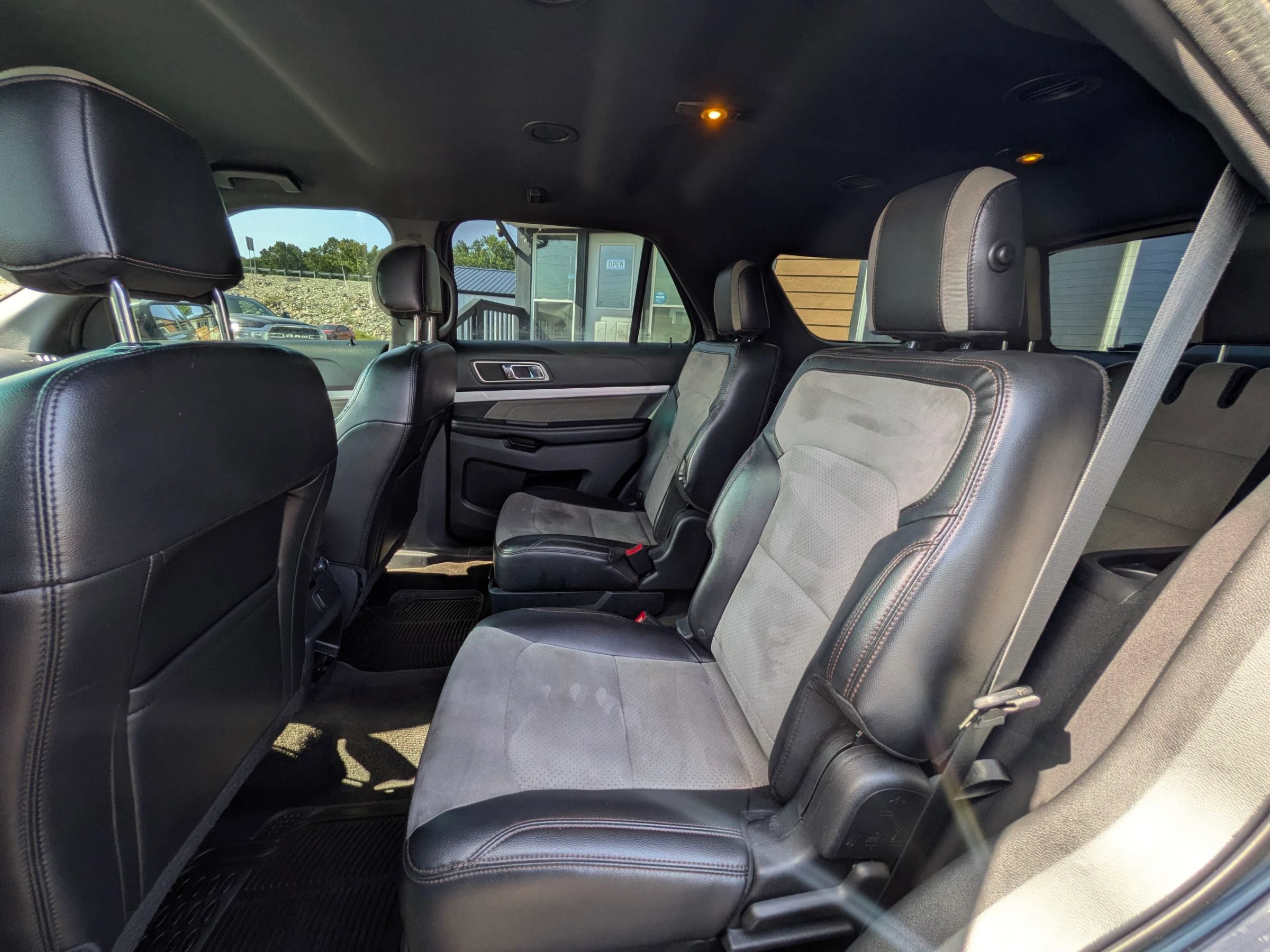 Used 2017 Ford Explorer XLT w/ Equipment Group 202A FWD image 18