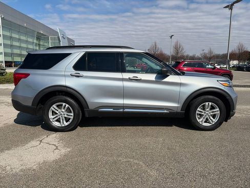 Used 2022 Ford Explorer XLT w/ Equipment Group 202A image 8