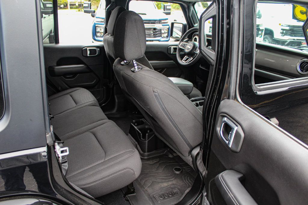 Used 2023 Jeep Wrangler Unlimited Sahara w/ Cold Weather Group AWD/4WD image 27