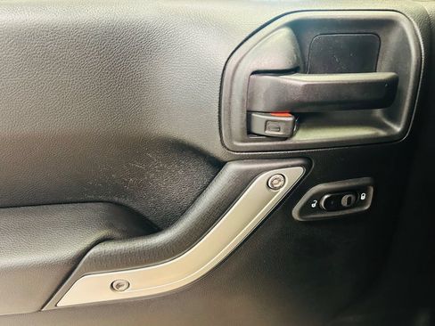 Used 2017 Jeep Wrangler Unlimited Sahara w/ Connectivity Group AWD/4WD image 12
