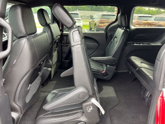 Used 2025 Chrysler Pacifica Select FWD image 5
