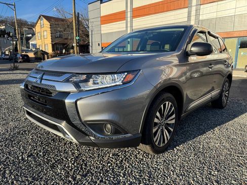 Used 2020 Mitsubishi Outlander ES image 1