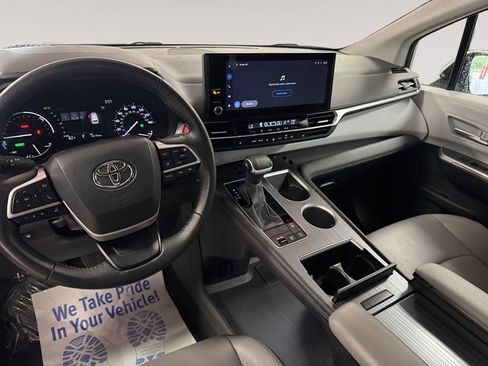 Used 2025 Toyota Sienna XLE FWD image 10