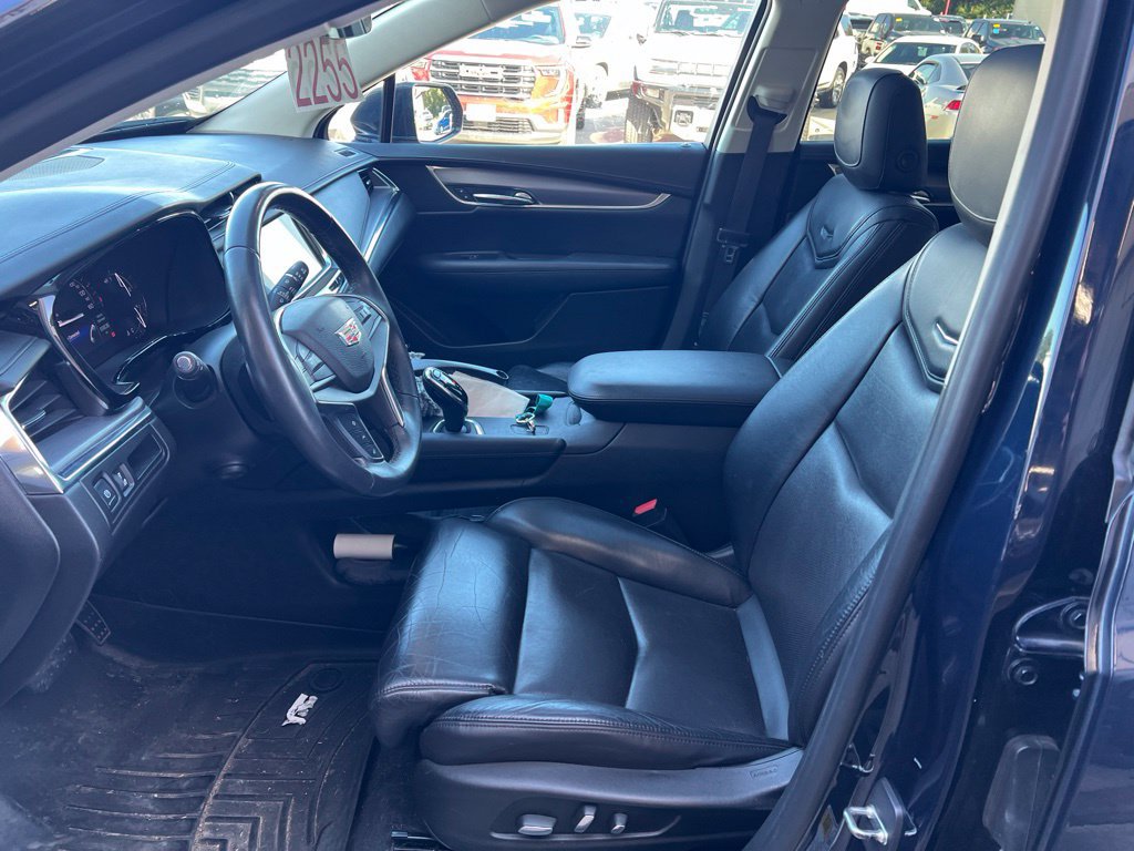 Used 2017 Cadillac XT5 Luxury w/ Driver Awareness Package FWD image 4