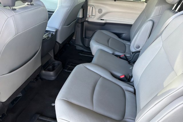 Used 2024 Toyota Sienna XLE FWD image 13