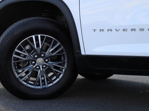 Used 2025 Chevrolet Traverse LT image 2