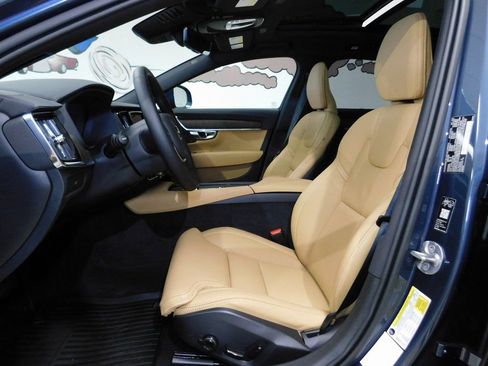 Used 2026 Volvo V90 B6 Cross Country Ultra image 32