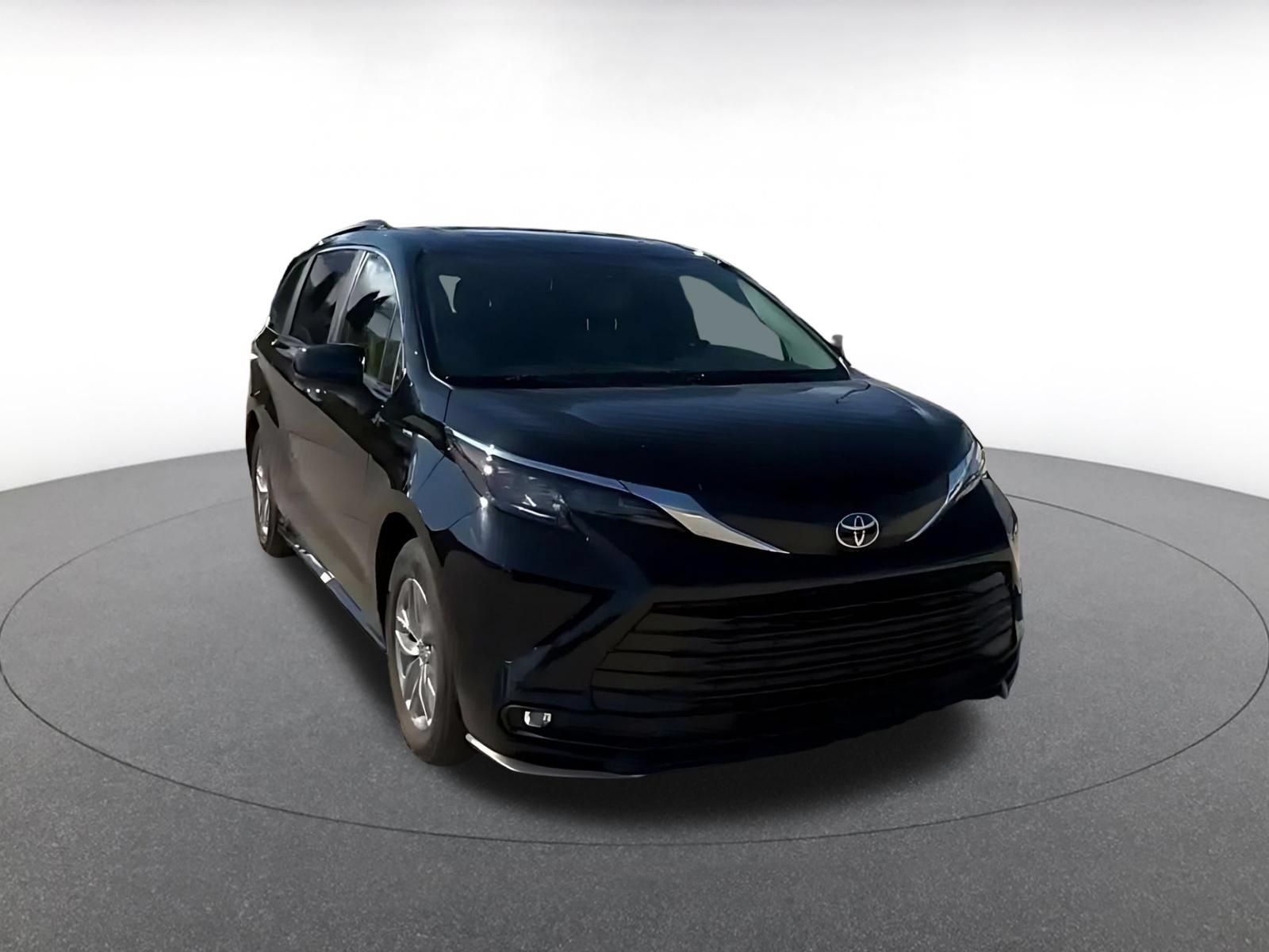 Used 2025 Toyota Sienna XLE FWD image 3