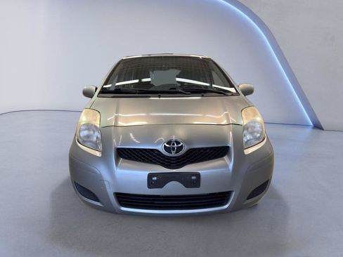 Used 2011 Toyota Yaris 4-Door Hatchback w/ Convenience Pkg FWD image 2