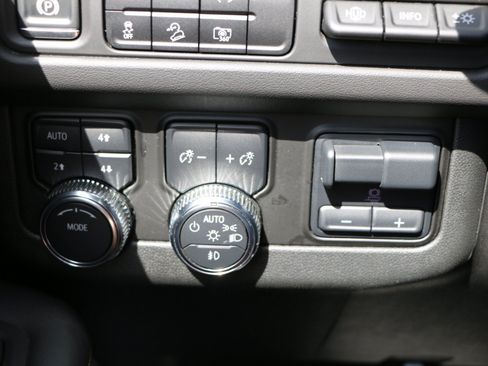 Used 2024 GMC Yukon AT4 w/ Technology Package AWD/4WD image 23