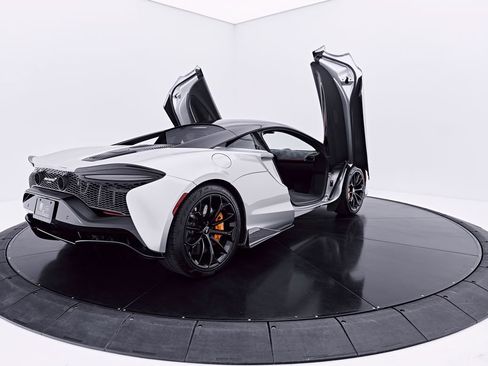 Used 2023 McLaren Artura RWD image 25