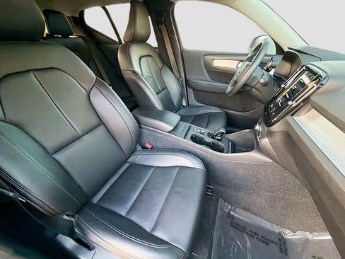 Used 2022 Volvo XC40 T5 Momentum image 15