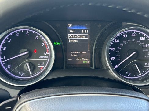 Used 2019 Toyota Camry SE FWD image 33