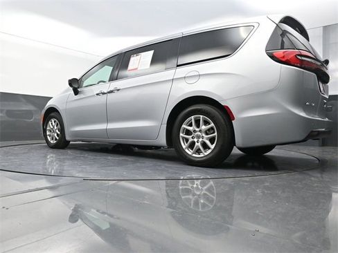 Used 2024 Chrysler Pacifica Touring-L image 29