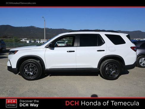 Used 2025 Honda Pilot TrailSport image 4