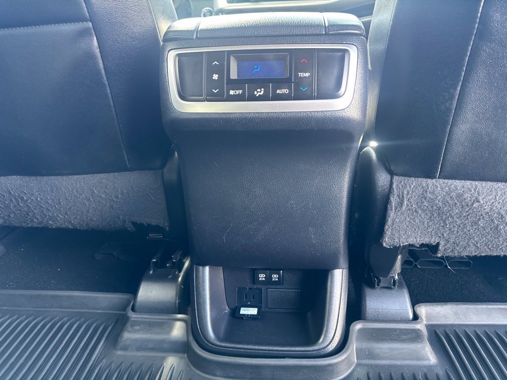 Used 2017 Toyota Highlander XLE AWD/4WD image 25