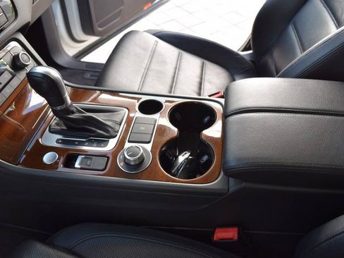 Used 2016 Volkswagen Touareg TDI AWD/4WD image 56