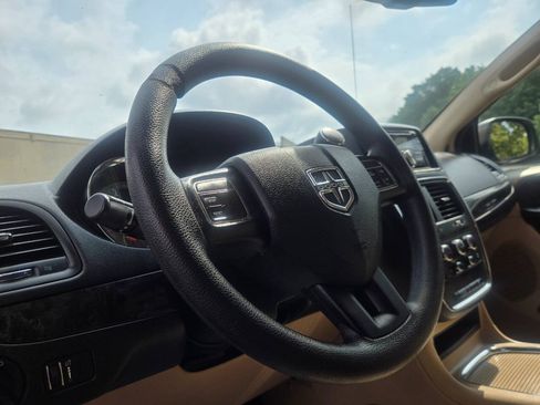 Used 2014 Dodge Grand Caravan SXT FWD image 20