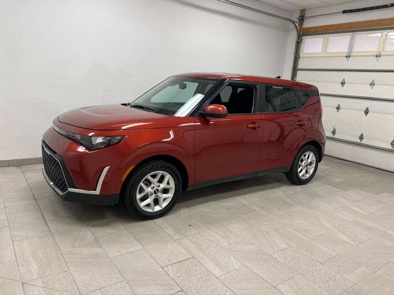 Used 2023 Kia Soul S FWD image 2