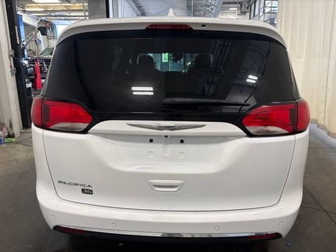 Used 2020 Chrysler Pacifica Touring-L FWD image 5