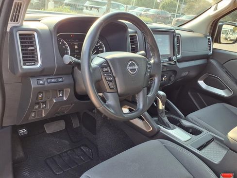 Used 2022 Nissan Frontier SV image 3
