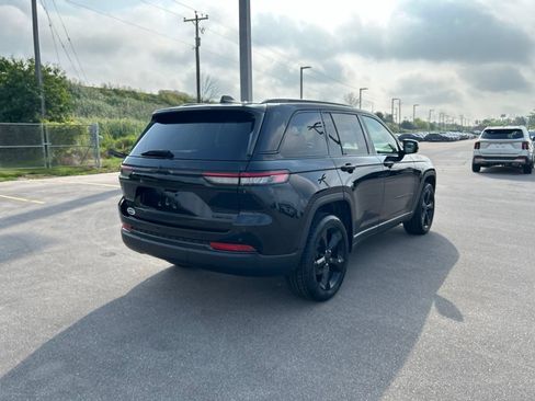 Used 2023 Jeep Grand Cherokee Limited w/ Black Appearance Package AWD/4WD image 7