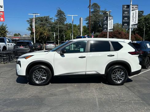 Used 2024 Nissan Rogue S FWD image 3