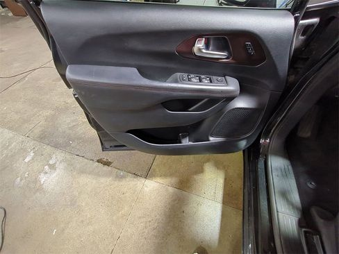 Used 2020 Chrysler Pacifica Touring-L image 14