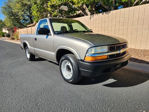 Used 2003 Chevrolet S10 Pickup 2WD Regular Cab image 1