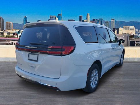 New 2026 Chrysler Pacifica Select image 4