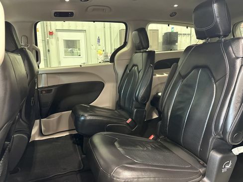 Used 2022 Chrysler Pacifica Touring-L FWD image 27
