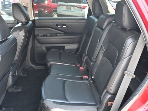 Used 2022 Nissan Pathfinder SL FWD image 16