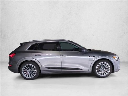Used 2019 Audi e-tron Prestige w/ Prestige Package AWD/4WD image 4