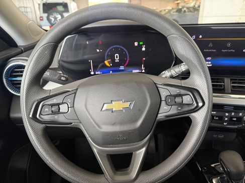 Used 2025 Chevrolet Trax LT FWD image 47