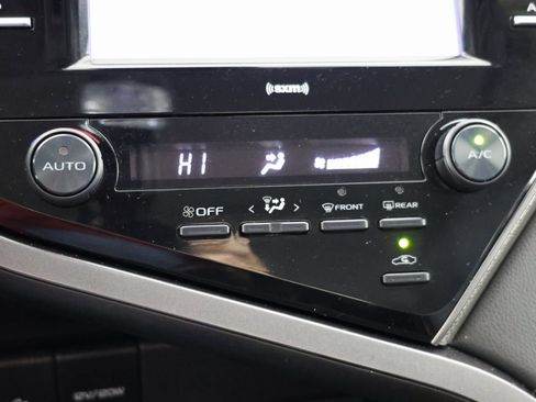 Used 2020 Toyota Camry SE image 25