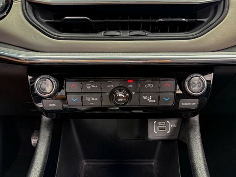 Used 2023 Jeep Compass Limited w/ Sun and Sound Group AWD/4WD image 24